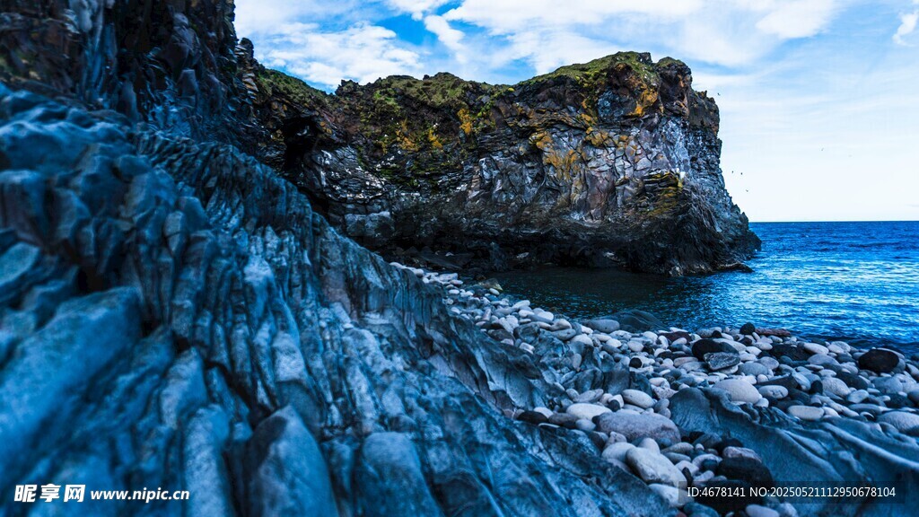 蓝色海岸边的嶙峋岩石