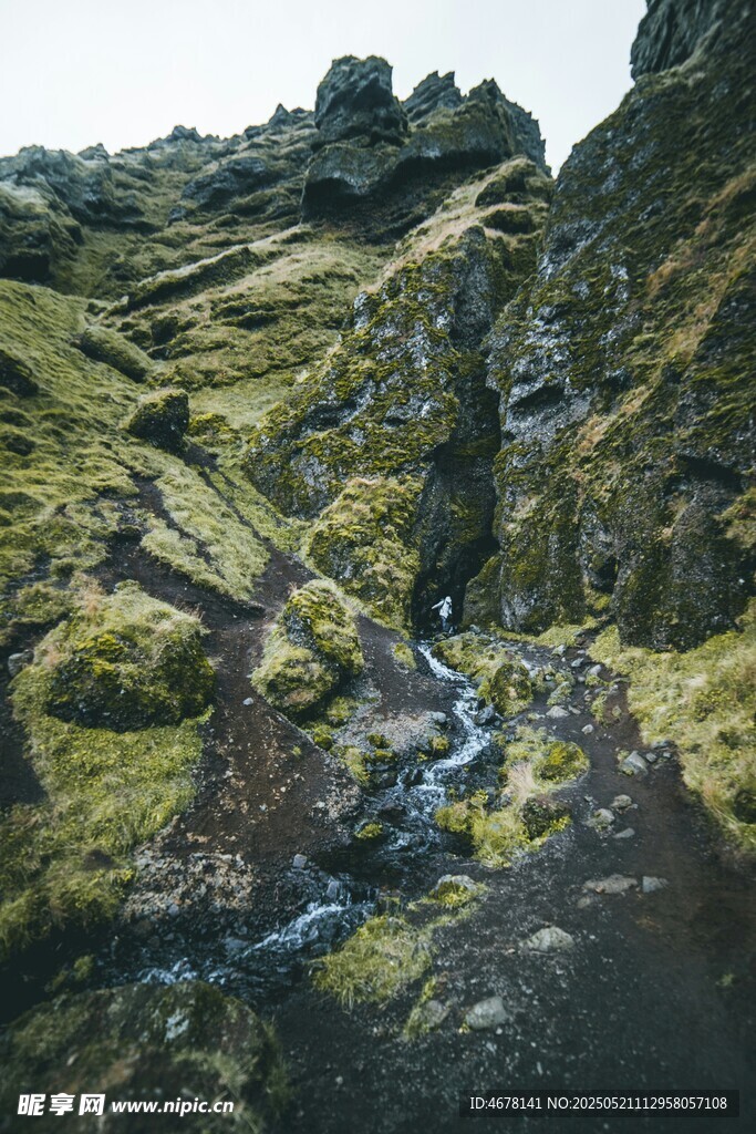山间溪流穿青苔岩石