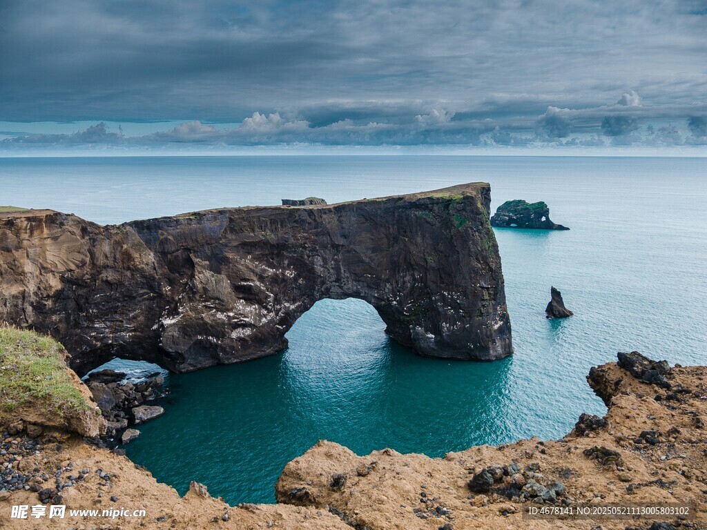 海边拱形岩石景观