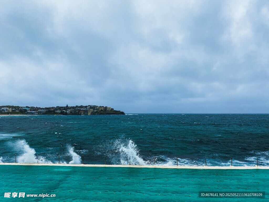 碧海蓝天海浪翻涌美景