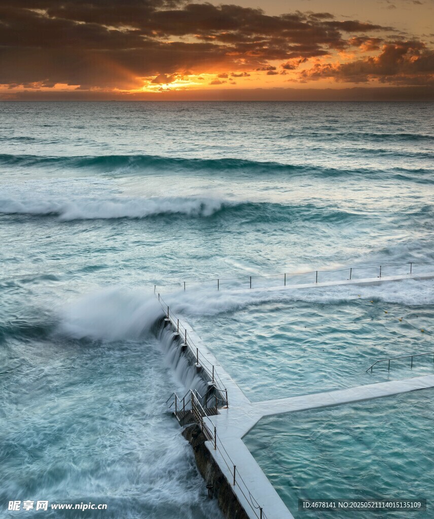 海边日落时的壮阔海浪景观