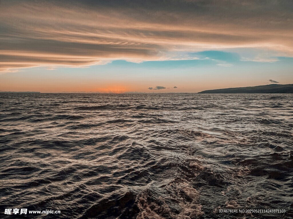 海上日落时的波涛景象