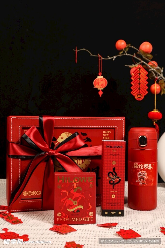 喜庆红色礼盒与节日装饰
