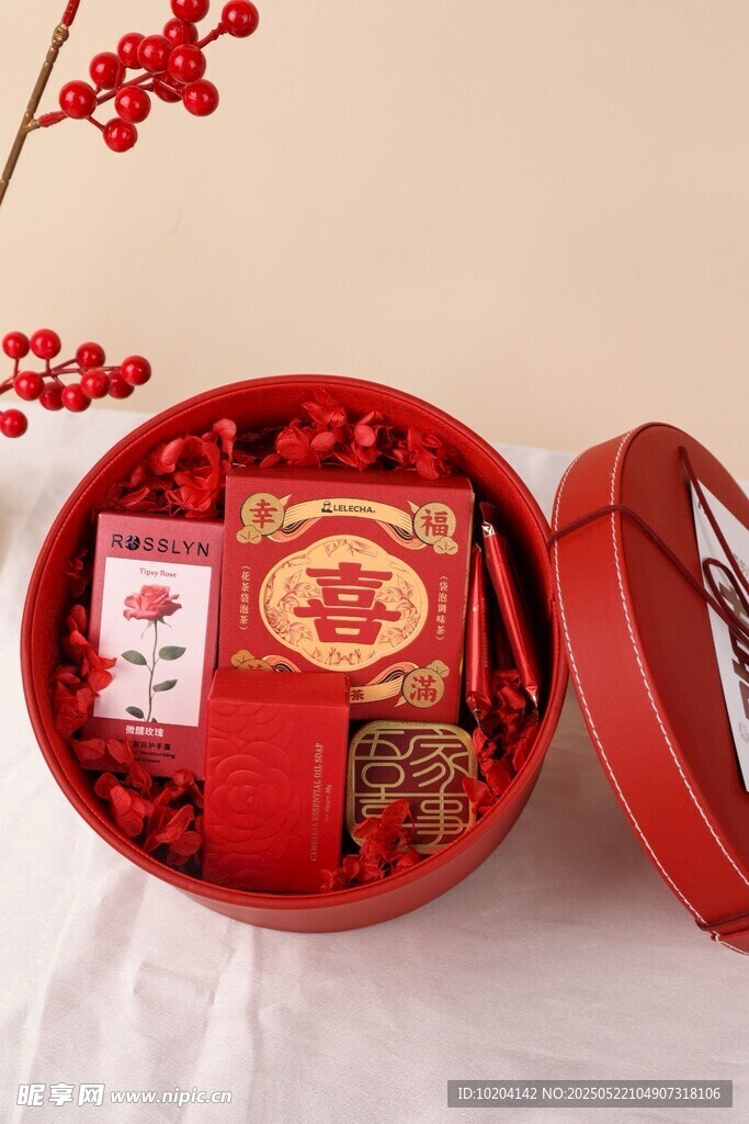 喜庆中式红色礼盒及摆件