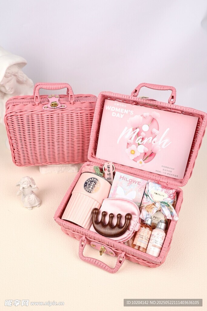 粉色精致化妆箱及美妆用品