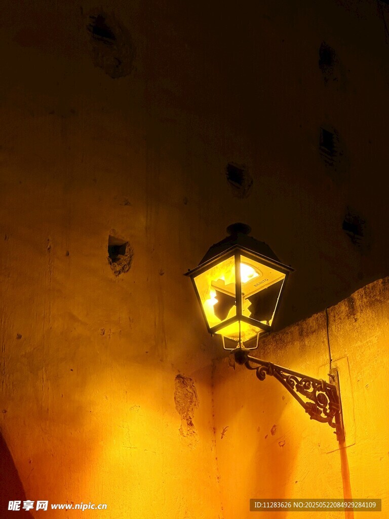 复古壁灯点亮温馨角落