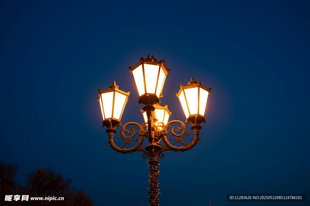 夜幕下的复古路灯