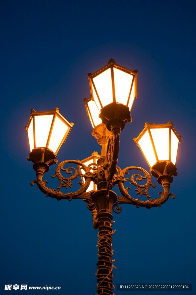 复古路灯点亮深蓝夜空