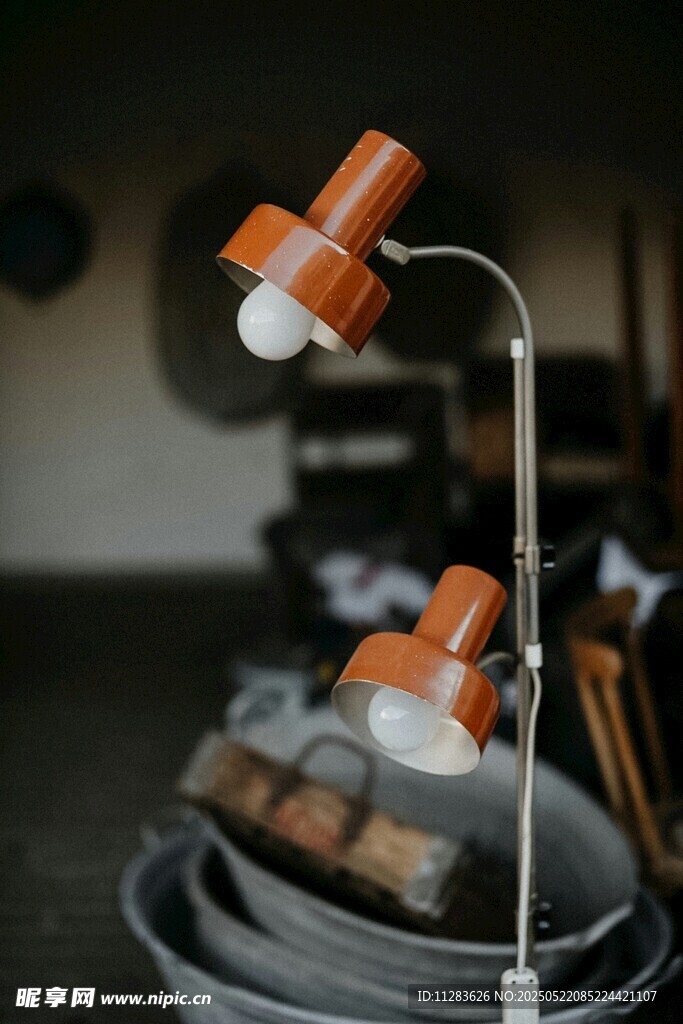 简约橙色台灯与餐具组合