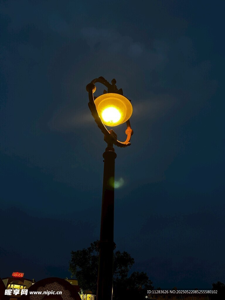 夜幕下的暖光路灯