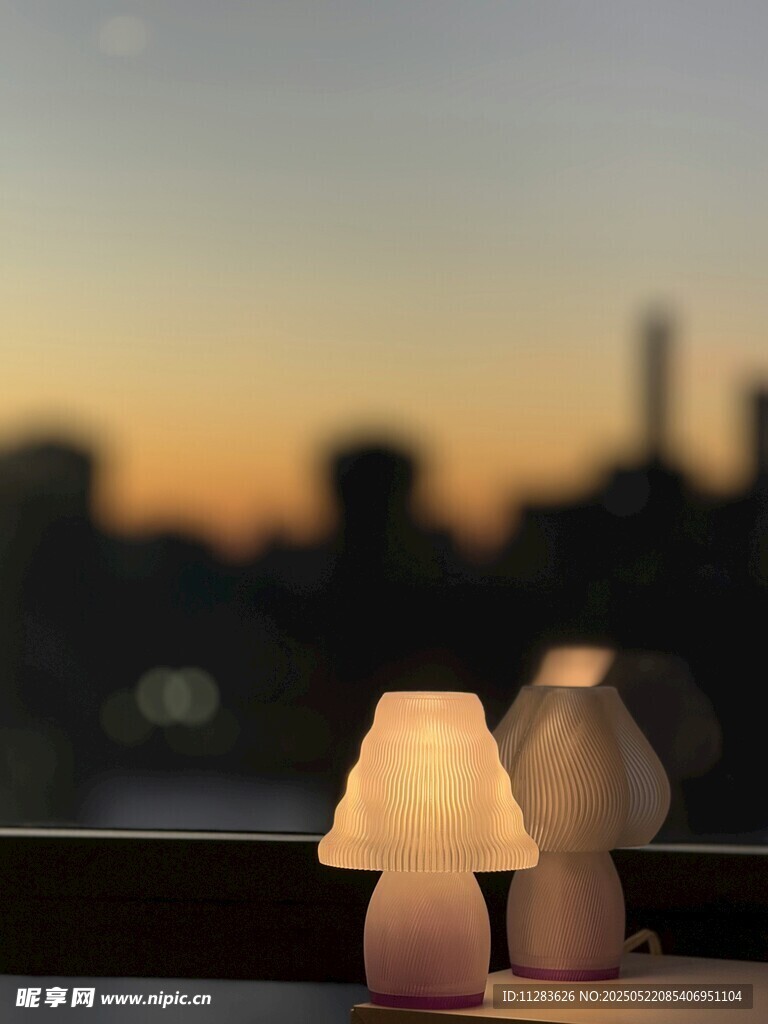 窗边台灯映黄昏美景