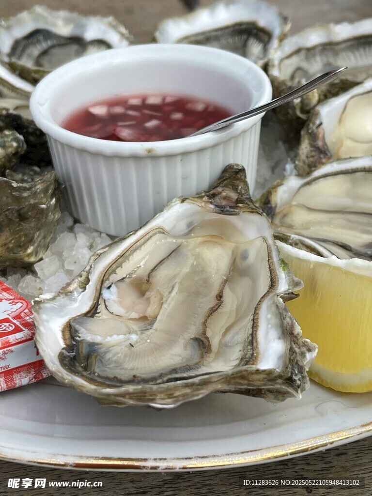新鲜生蚝配蘸料与柠檬