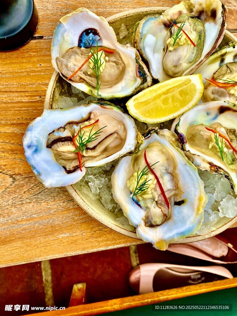 柠檬配生蚝 美味海鲜餐