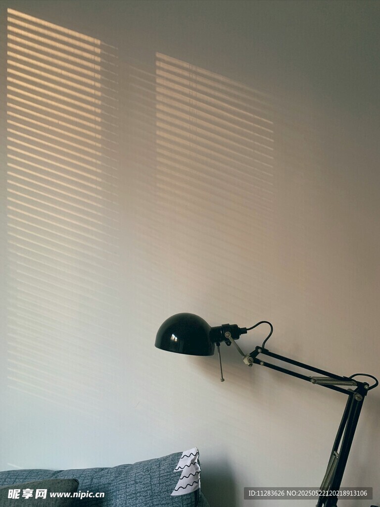 简约室内角落的台灯景致