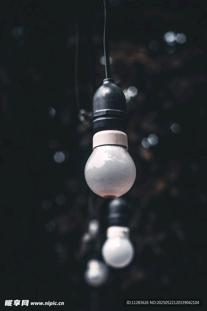 悬挂的复古白炽灯泡