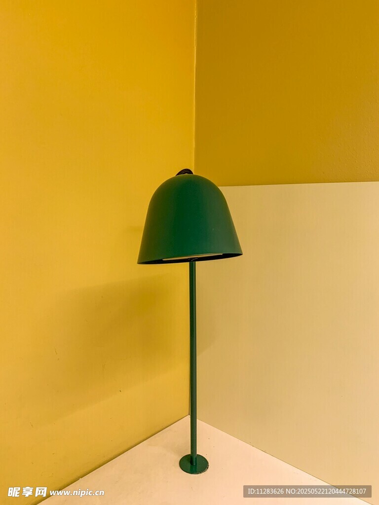 角落中的绿色简约台灯