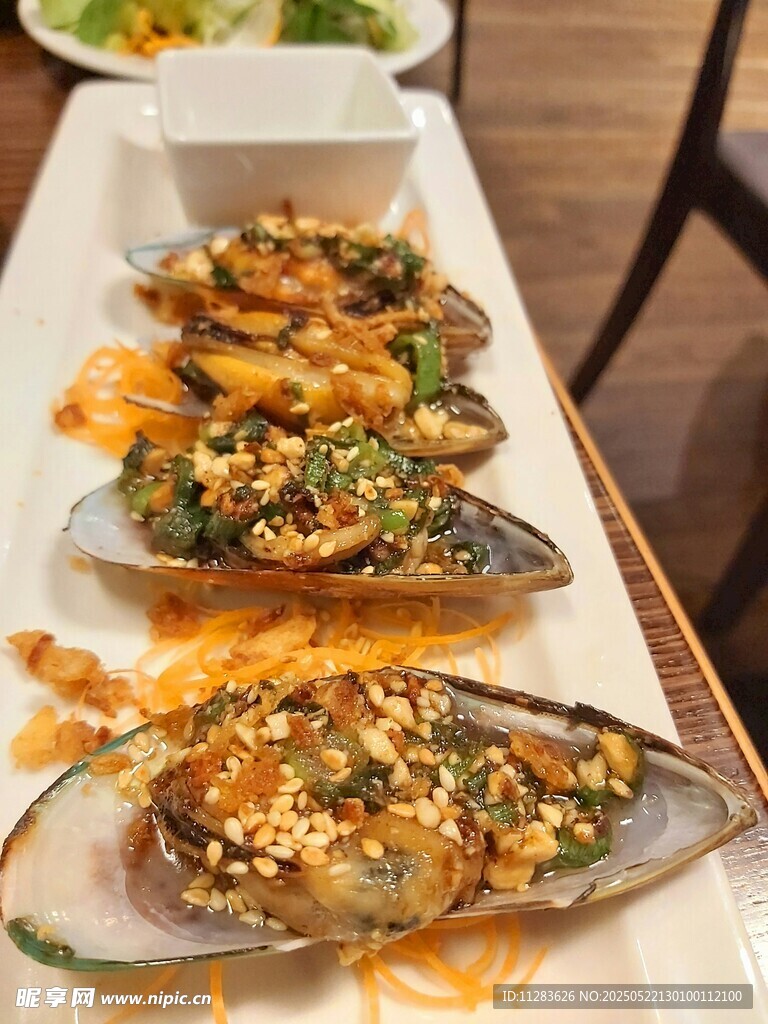 美味蒜蓉烤青口贝