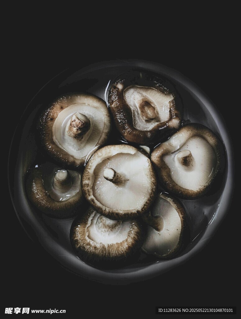 碗中新鲜蘑菇特写