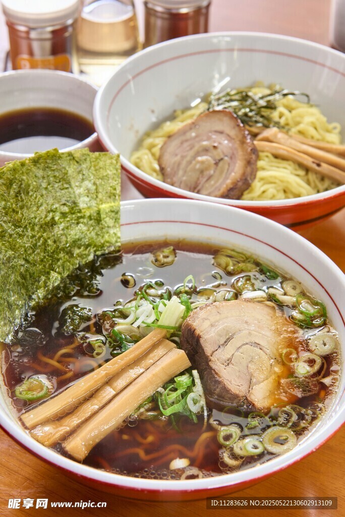 两碗美味日式拉面
