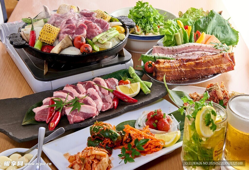 丰盛韩式美食拼盘展示