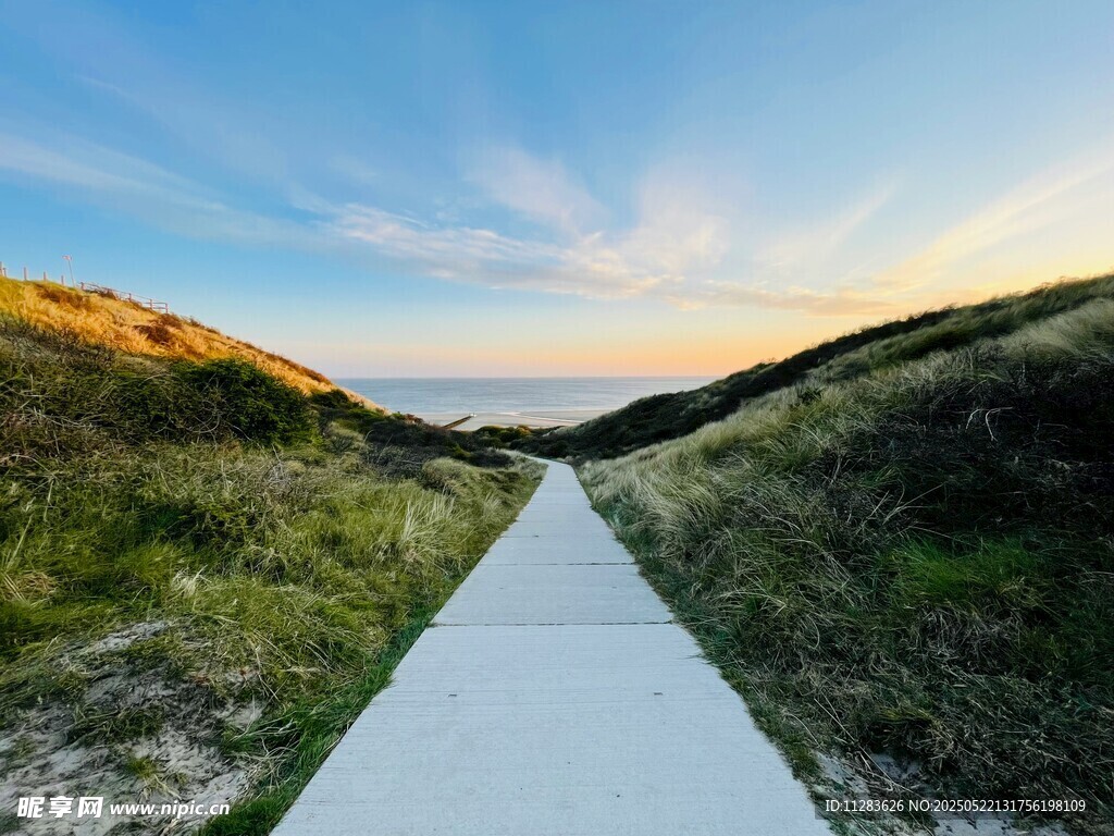 夕阳下的山间小径