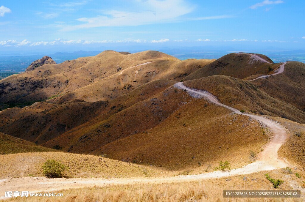 山间蜿蜒公路与辽阔海景