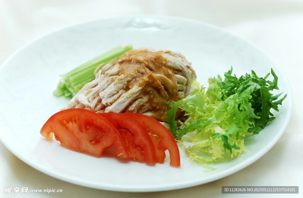 美味摆盘的鸡肉蔬菜套餐
