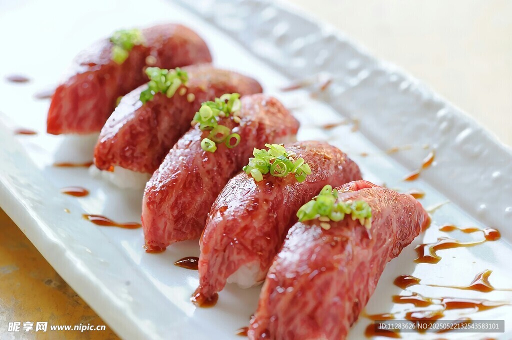 美味牛肉寿司卷摆盘精致