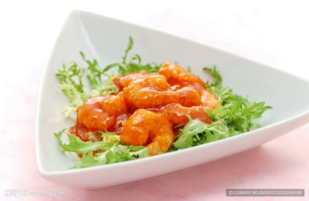 白盘装的美味虾仁沙拉