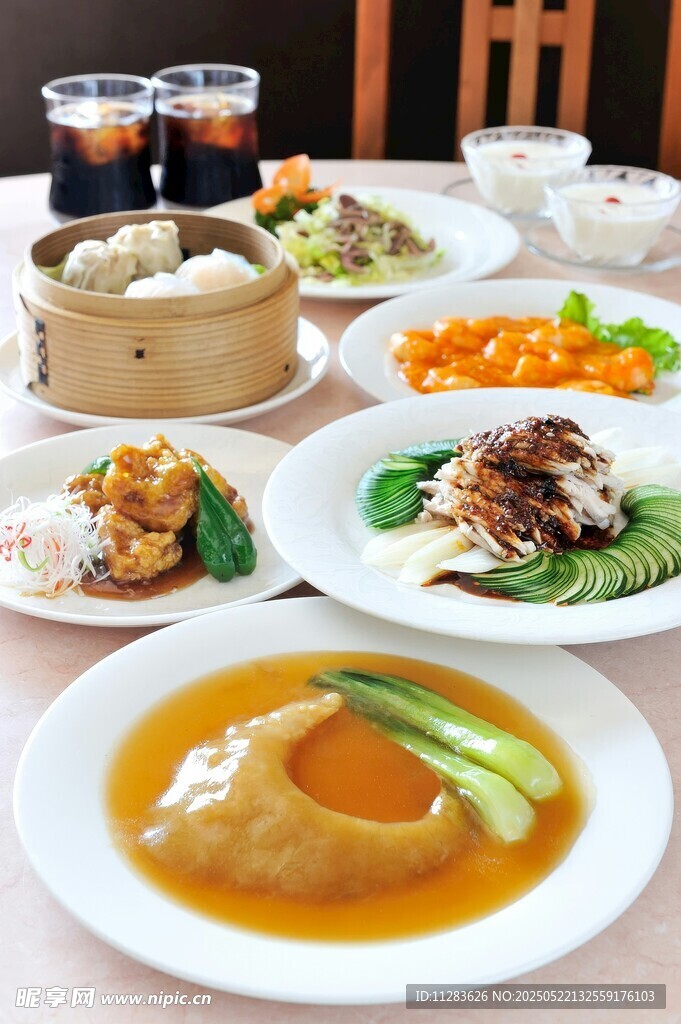 丰盛中式菜肴摆桌