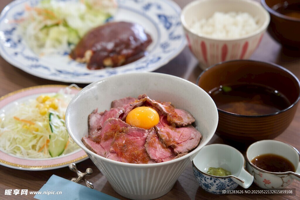 日式美食组合诱人呈现