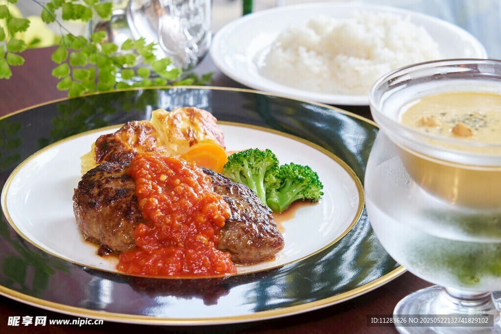 美味牛排套餐诱人呈现