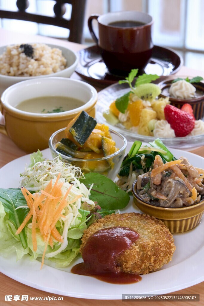 多样美味佳肴摆上餐桌