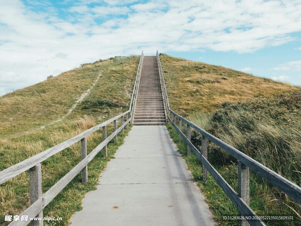 通往山顶的宁静步道