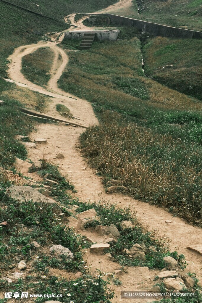 蜿蜒山间土路风景