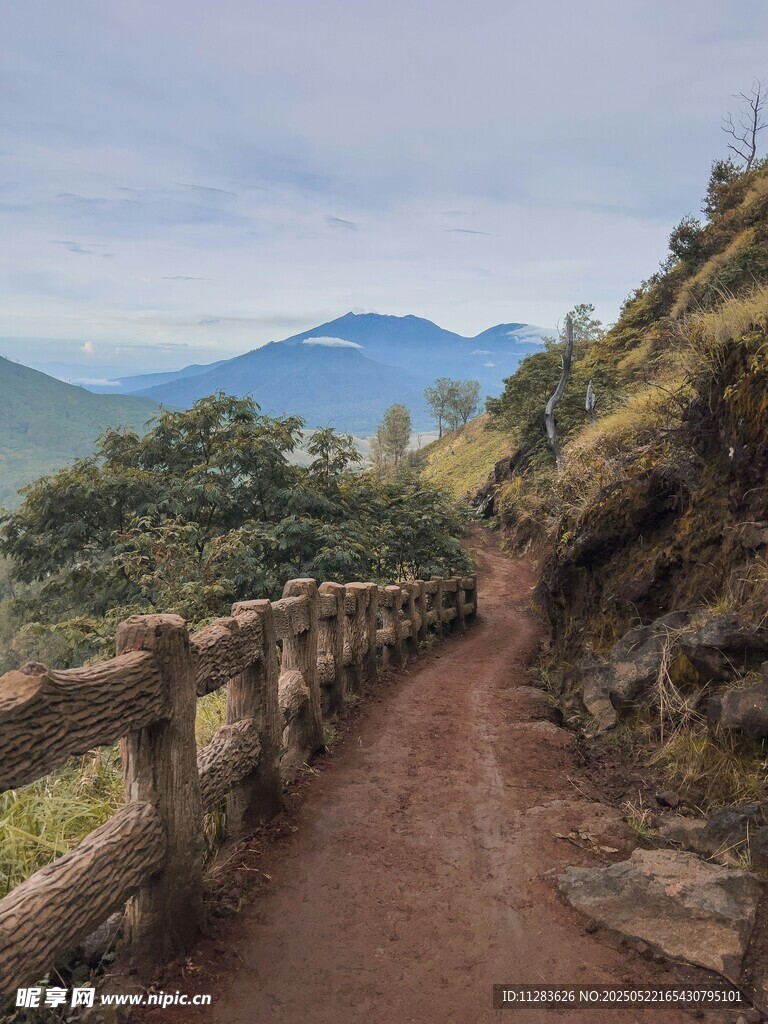 山间小径漫步赏秀丽风光
