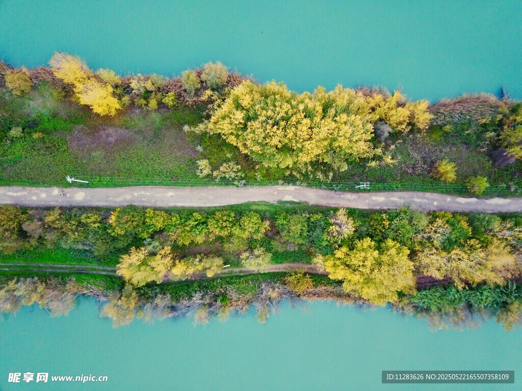 湖畔秋色航拍美景