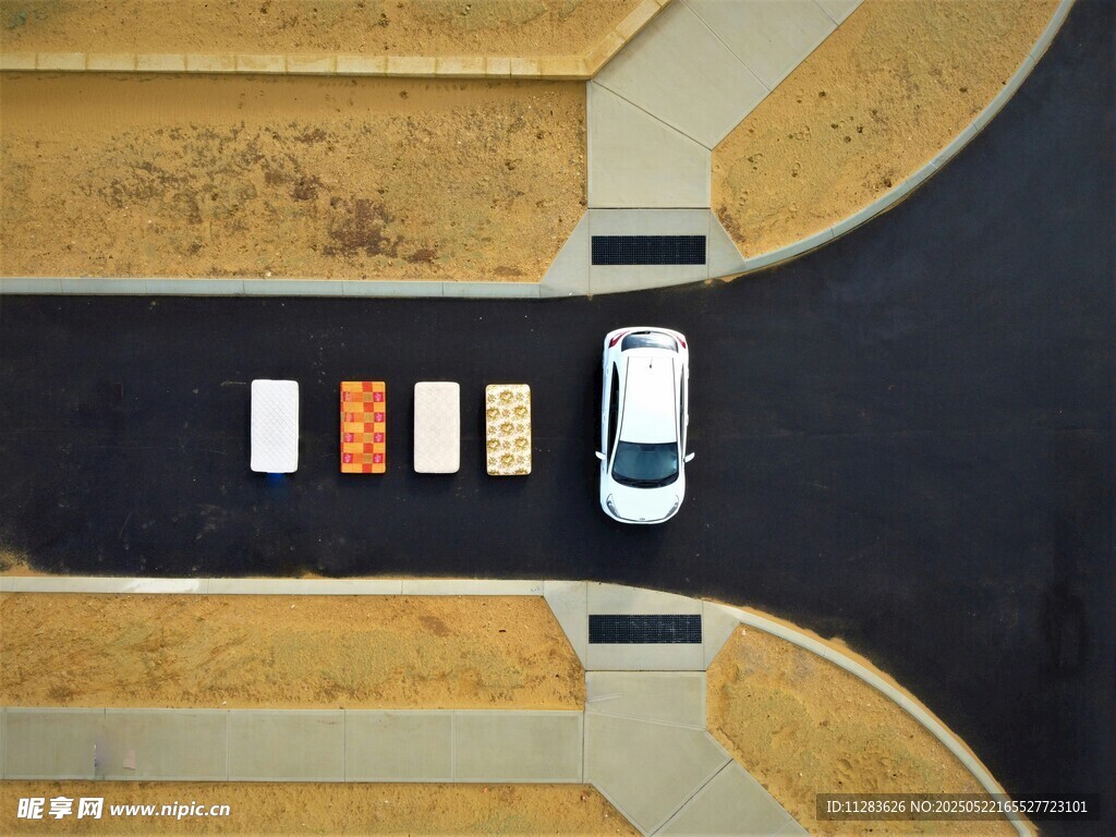 俯视视角下的道路与车辆
