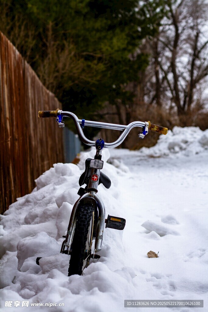 雪地中的停放的儿童自行车