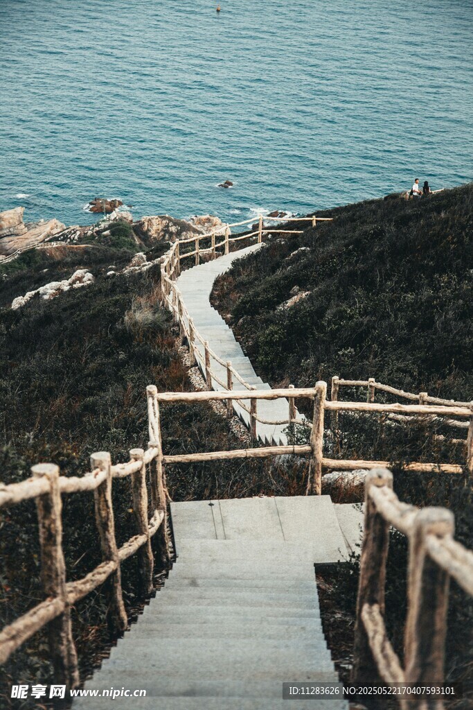 海边木栈道通往辽阔大海