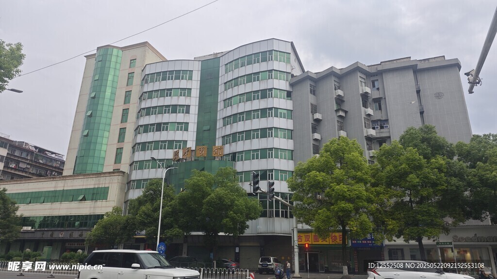 城市中错落的现代建筑