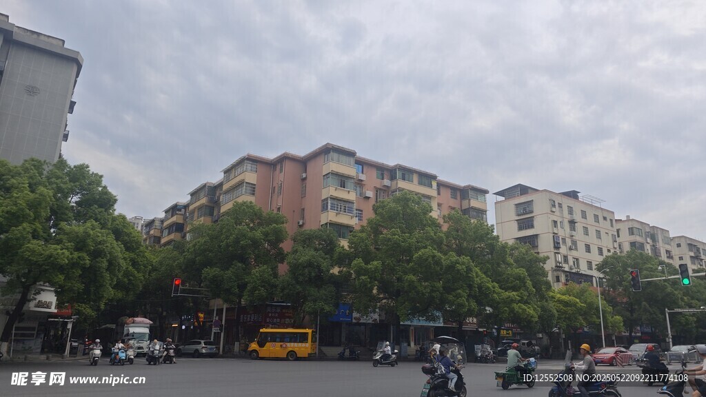 城市街道旁的多彩建筑