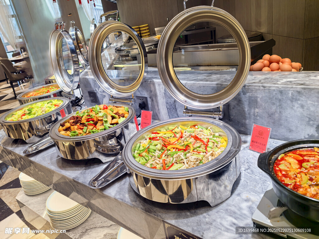 自助餐厅丰富多样美食陈列