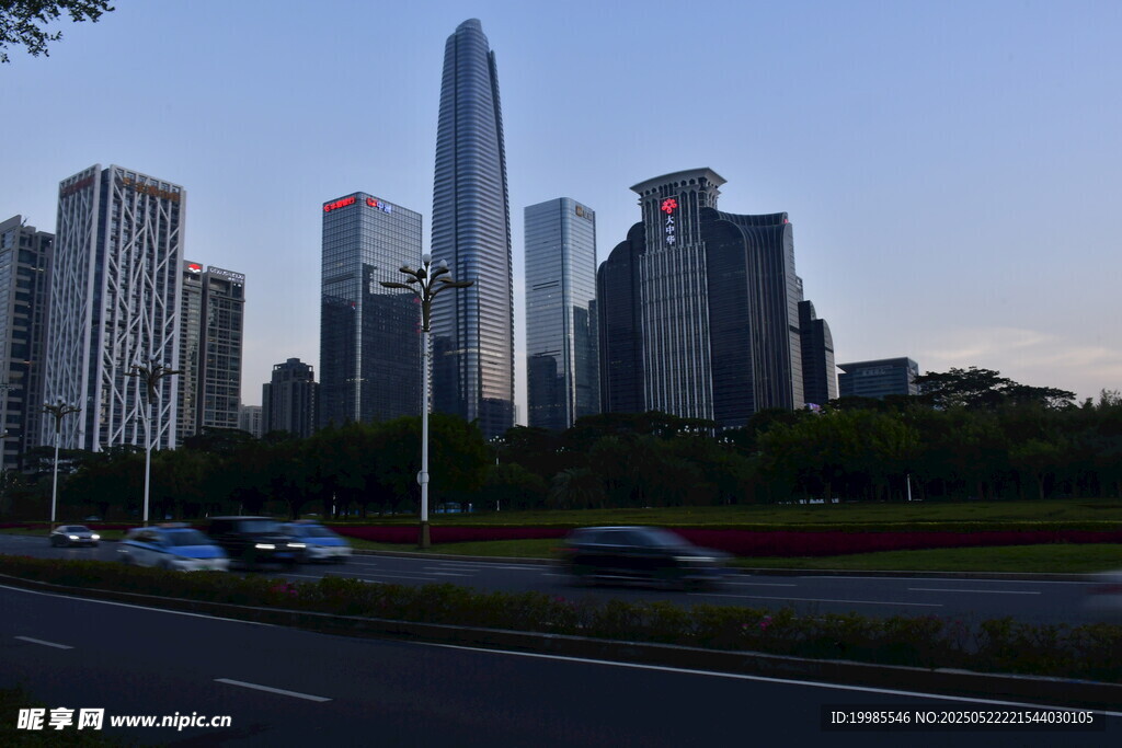 城市捷径高层建筑路面摄影