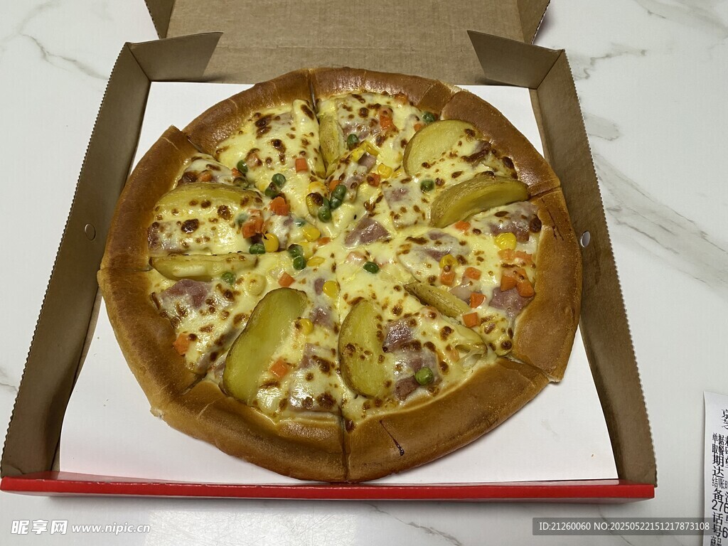 盒装美味披萨待品尝