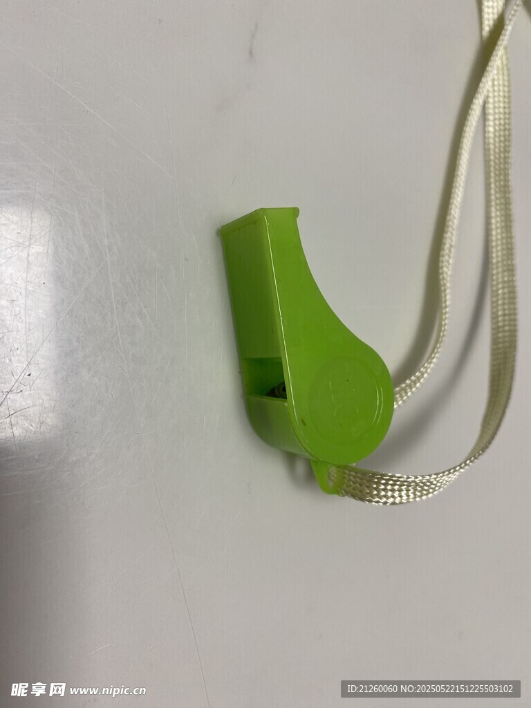 绿色口哨配白色挂绳