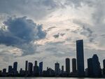 城市天际线与多云天空