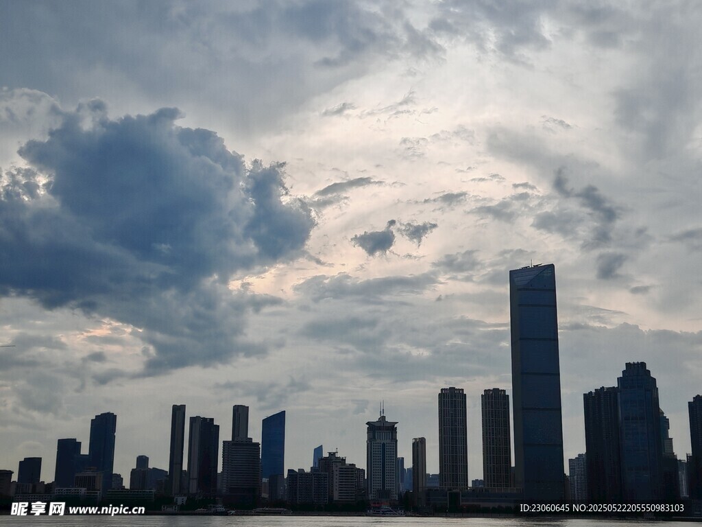 城市天际线与多云天空