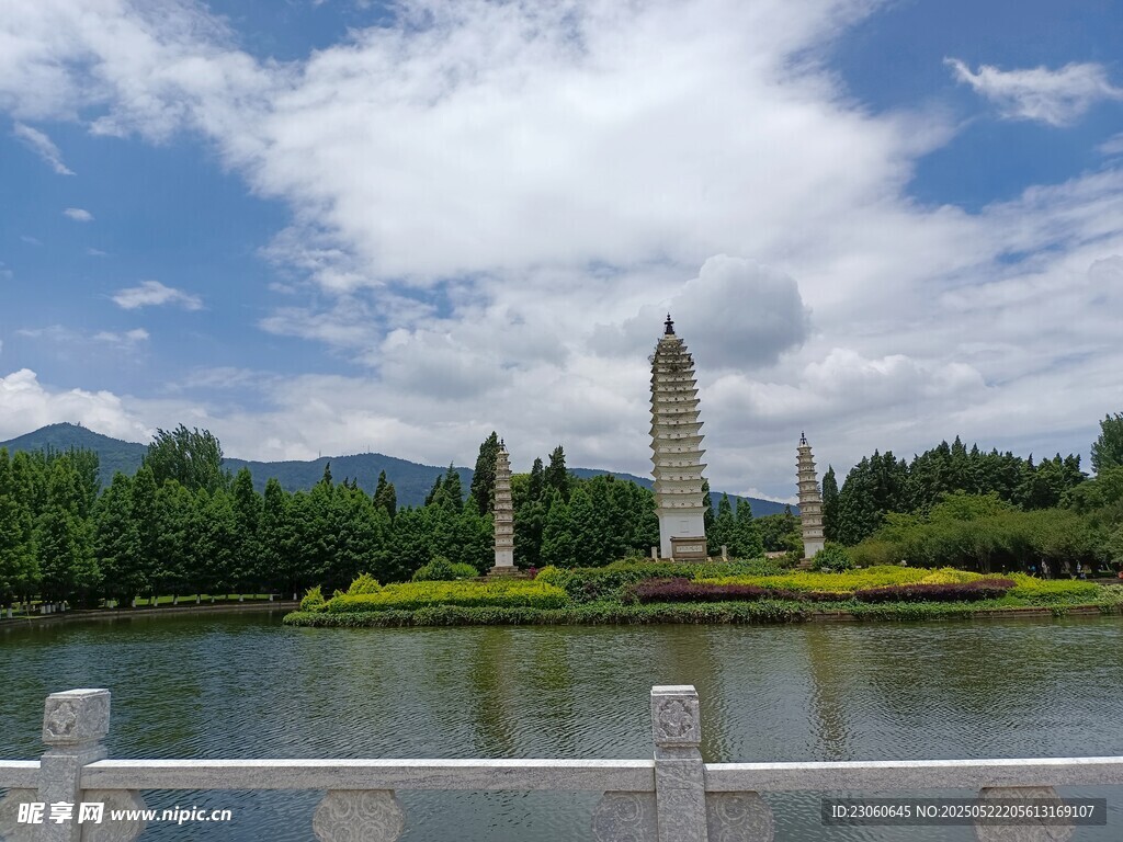 湖畔古塔风景秀丽