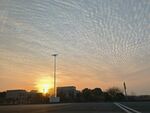 日落时分的城市道路景观